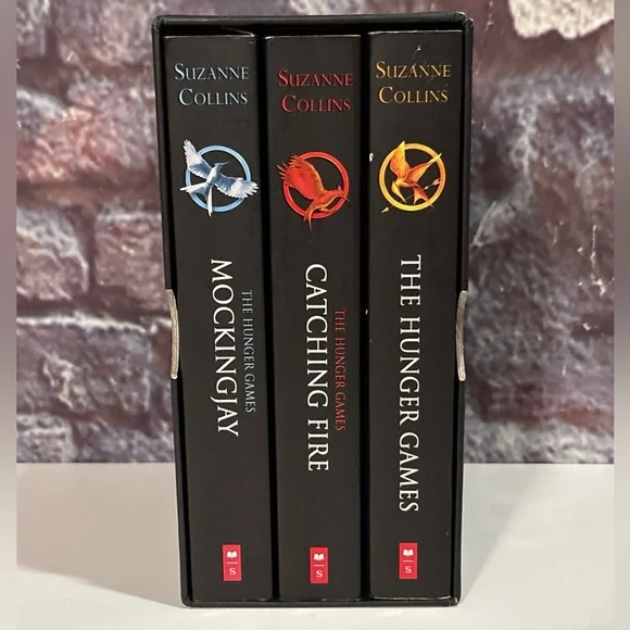 The Hunger Games Trilogy by Suzanne Collins Paperback Box Set Of 3 Novels - Picture 3 of 16